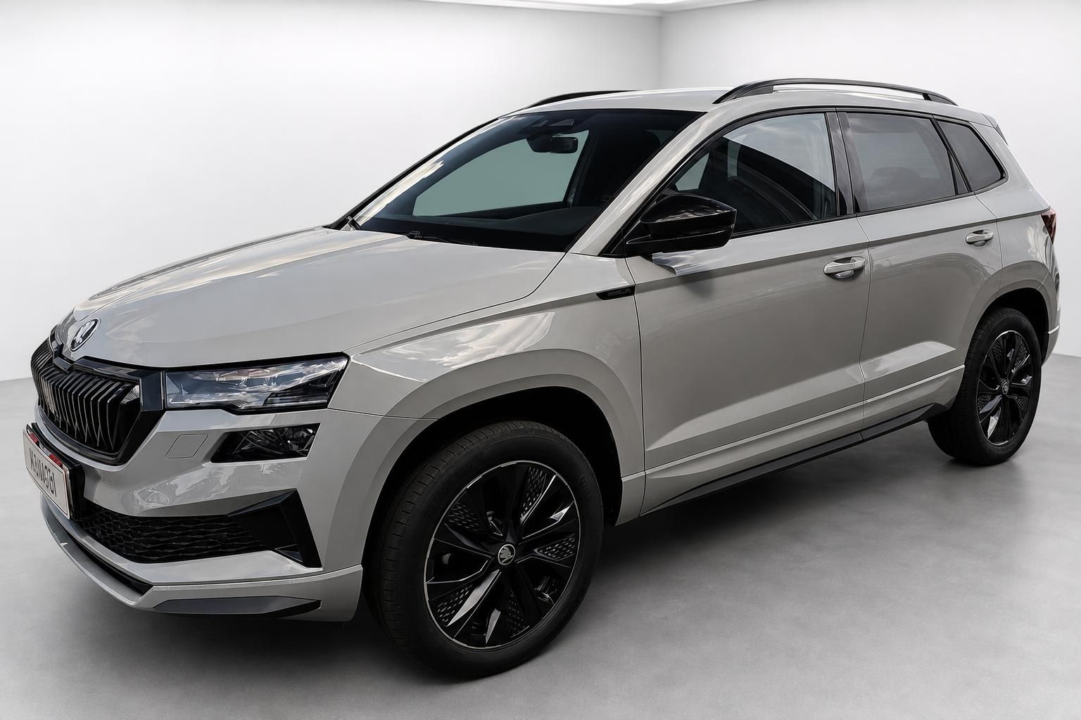 Škoda Karoq SUV in Grau – Frontansicht schräg mit Alufelgen