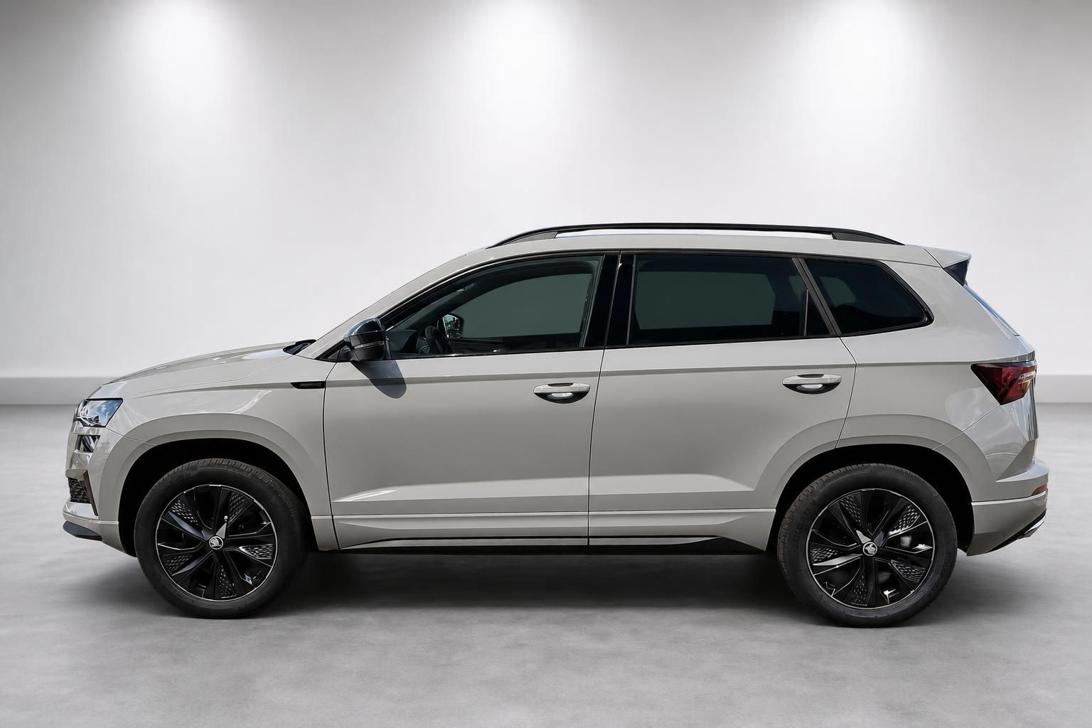 Škoda Karoq Kompakt-SUV in Beige – Seitenansicht im Studio