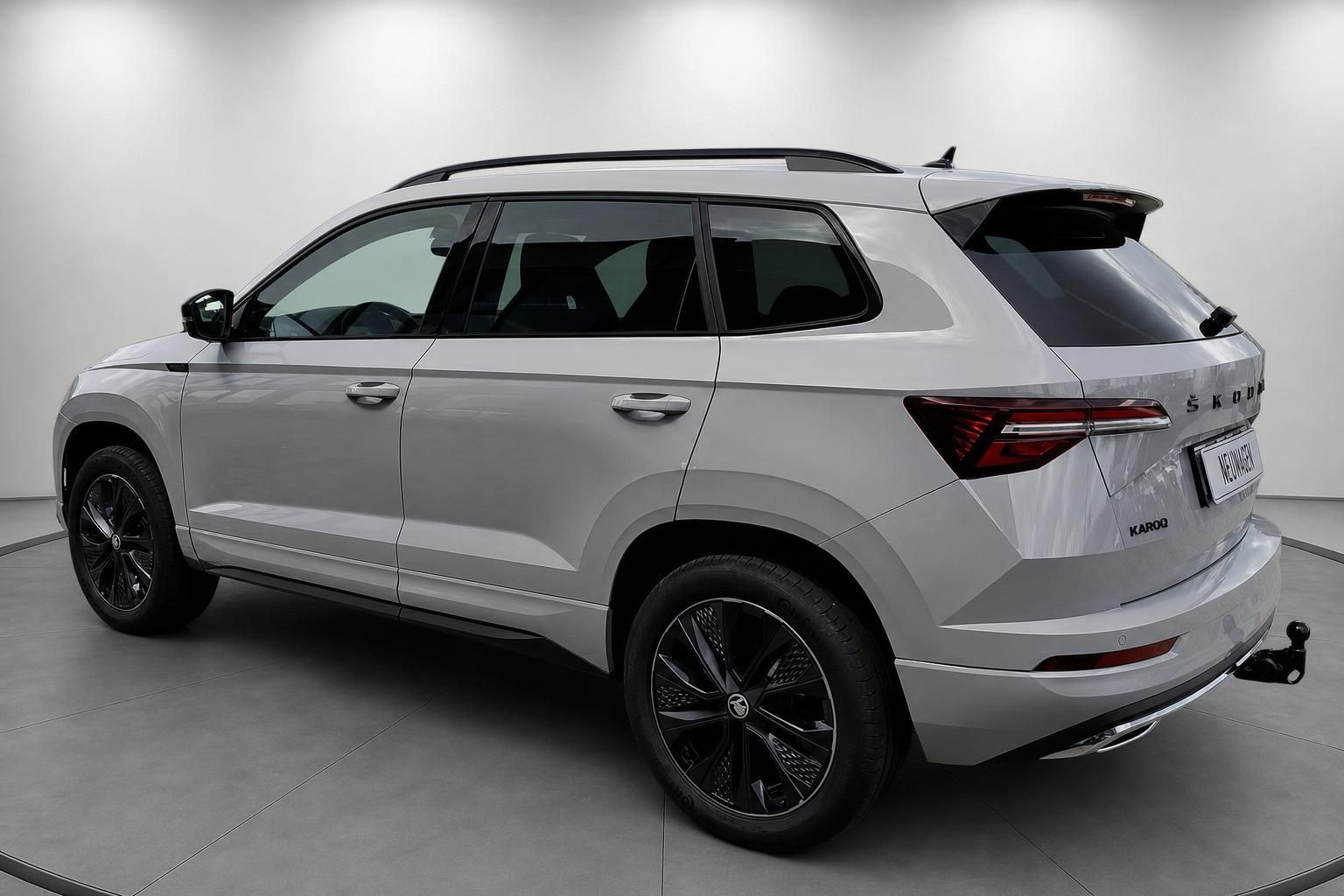 Škoda Karoq SUV in Silber – Heckansicht mit Anhängerkupplung