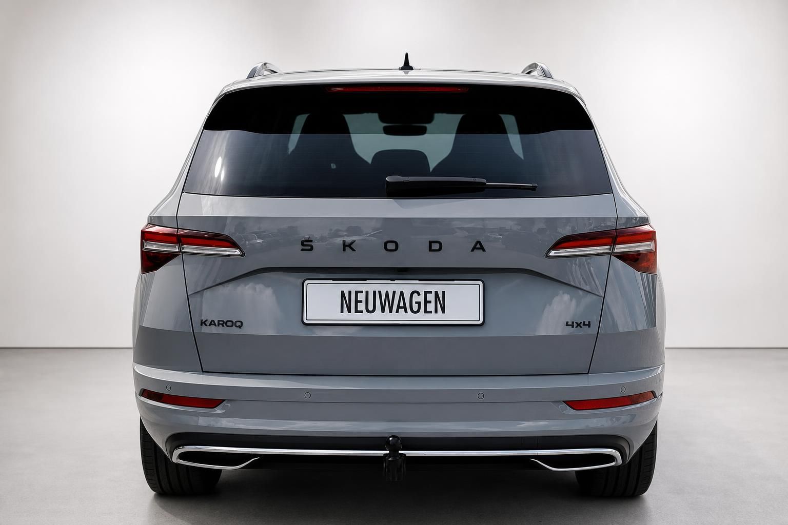 Skoda Karoq 4x4 grau Heckansicht Neuwagen im Studio