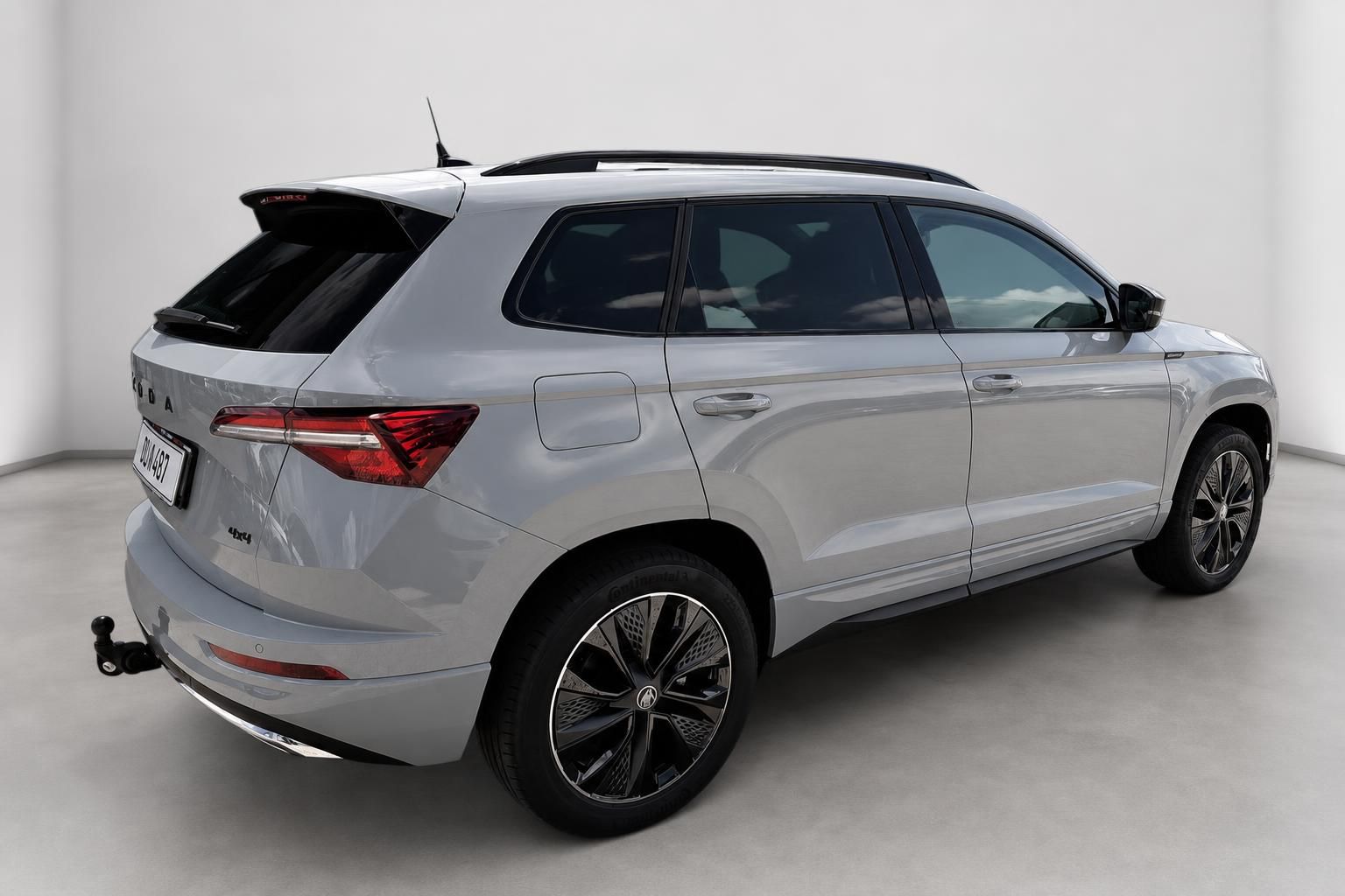 Skoda Karoq grau Heck-Seitenansicht mit Anhaengerkupplung