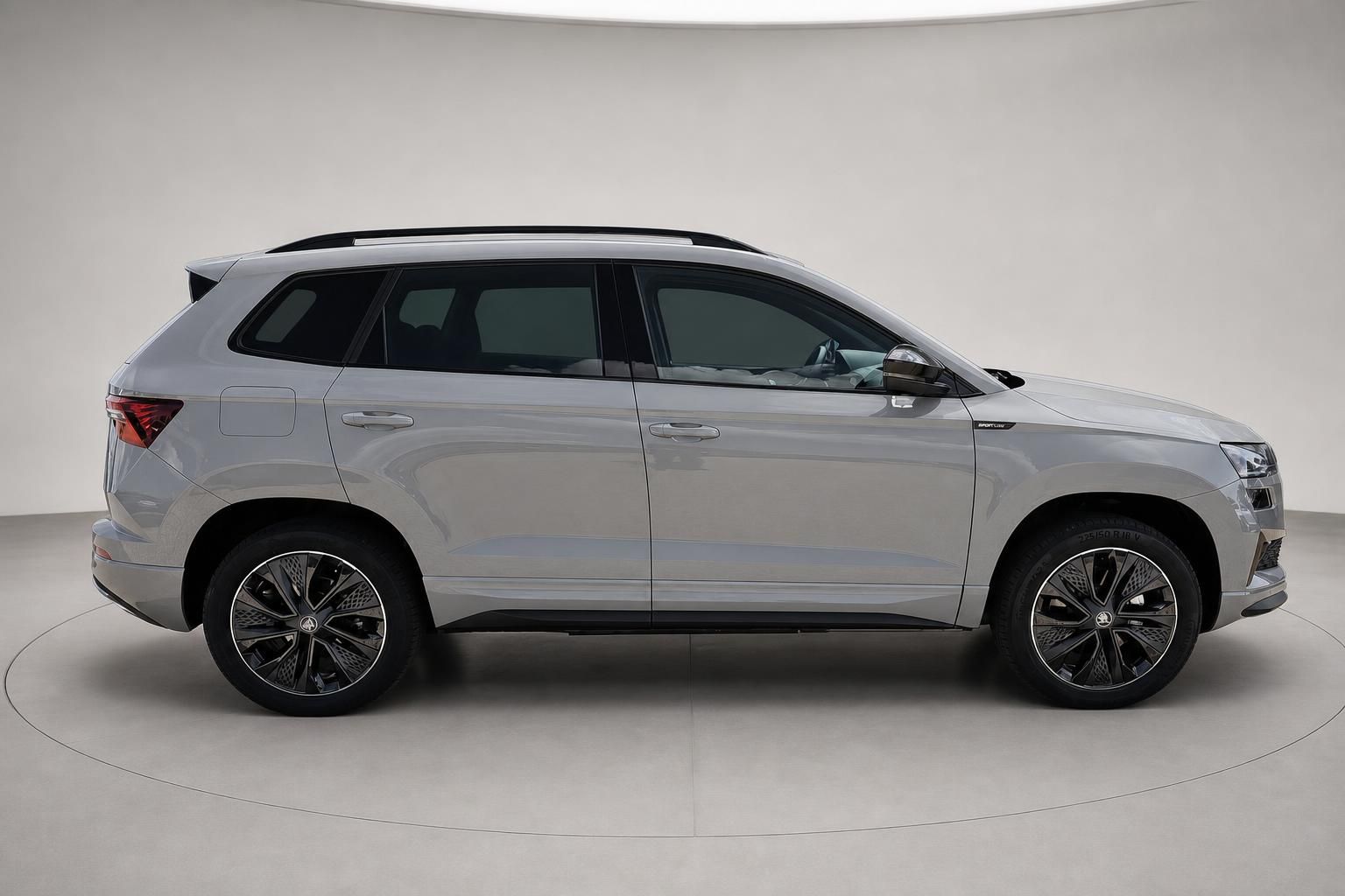 Skoda Karoq Sportline silber Seitenansicht im Studio