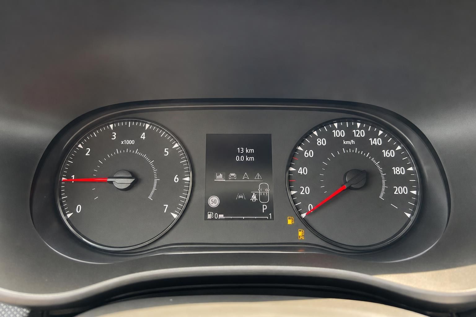 Cockpit-Anzeige mit Tacho und Drehzahlmesser im Fahrzeug