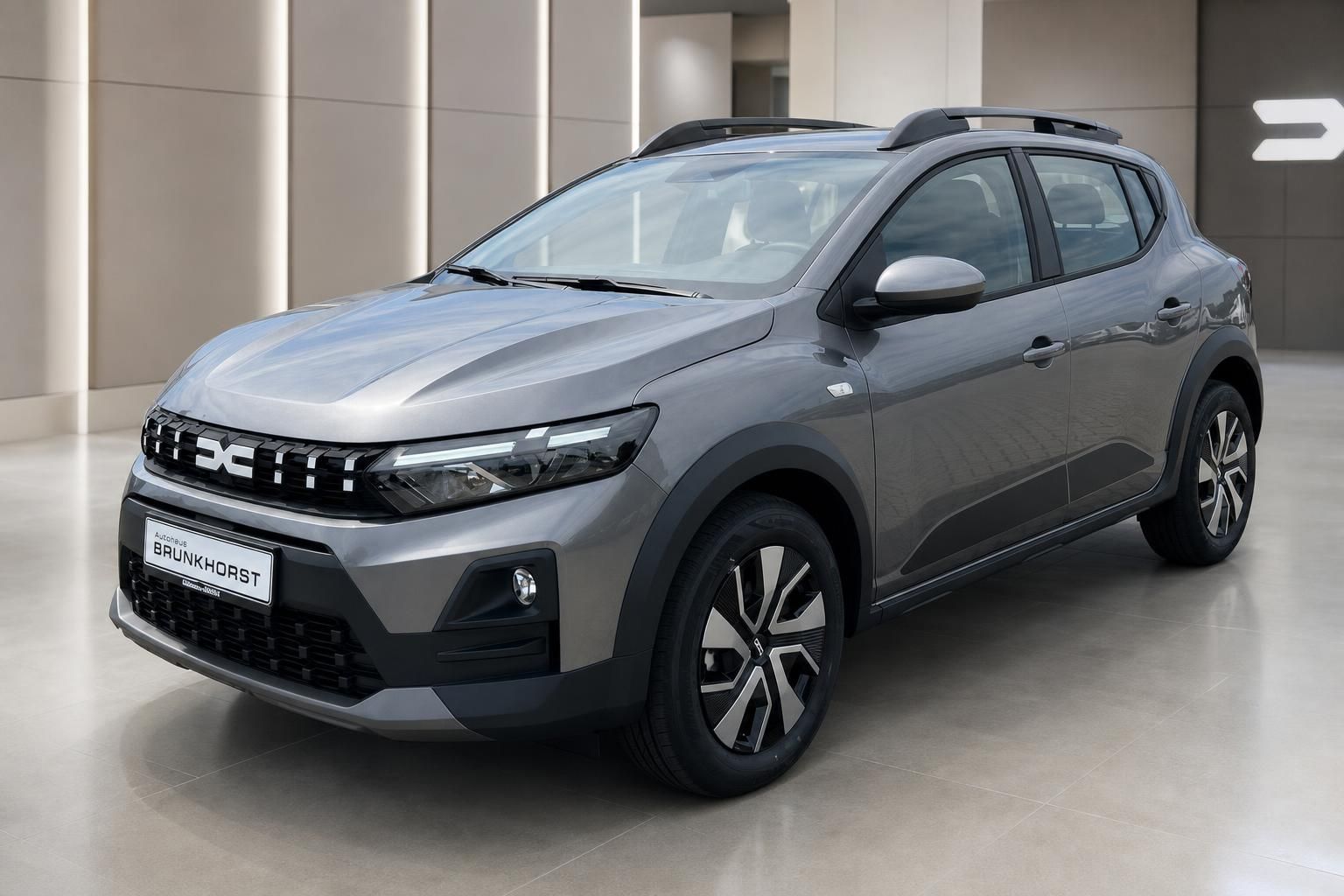 Dacia Sandero Stepway grau Seitenansicht vorne im Showroom