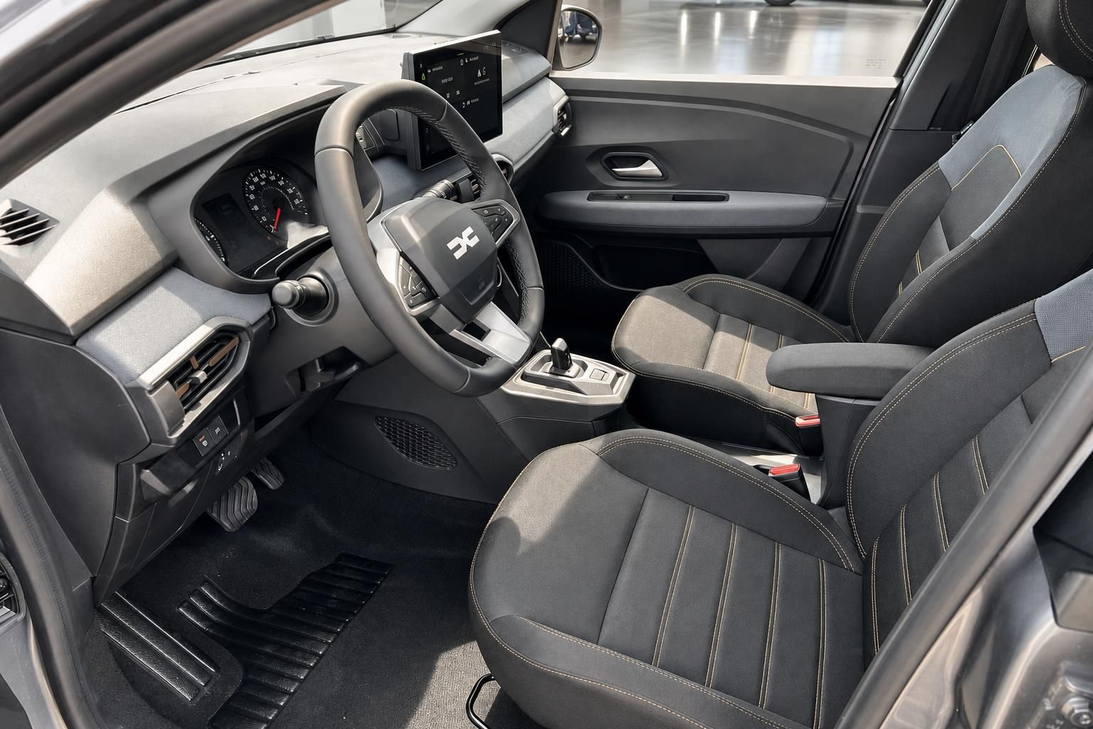 Dacia Sandero Innenraum mit Sportsitzen und Cockpit Detailansicht