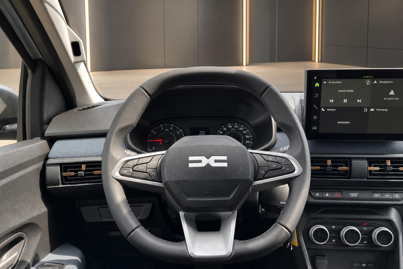 Lenkrad und Cockpit mit Touchscreen im Dacia Interieur