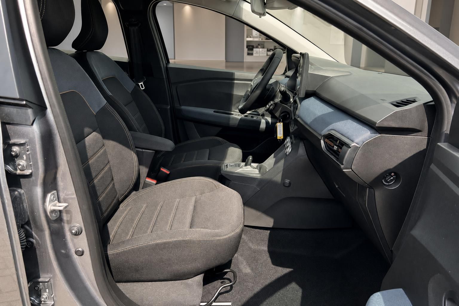 Vordersitze und Cockpit des Dacia im Innenraum