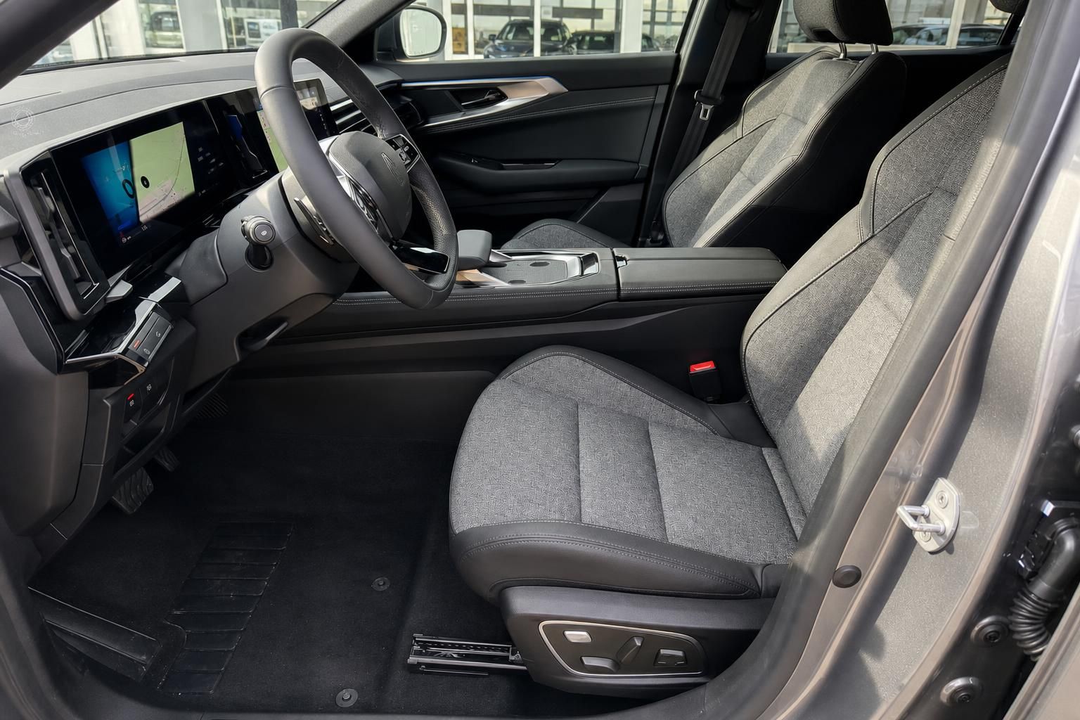 Renault Austral Innenraum mit grauem Stoff-Leder-Mix, Fahrersitz und modernes Cockpit-Design