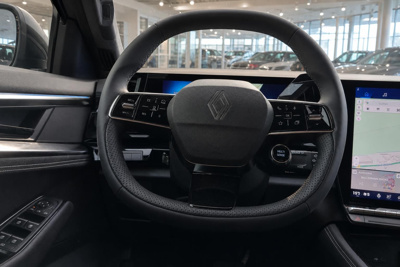 Renault Fahrzeug Cockpit mit Lenkrad, Multifunktionstasten und digitalem Display im modernen Innenraum