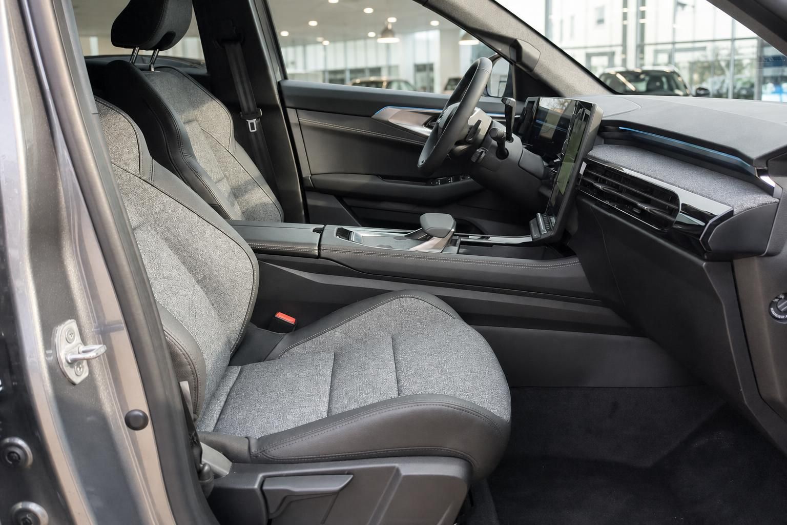 Moderne Fahrzeug Vordersitze mit grauem Stoff-Leder-Mix und ergonomischem Design im Innenraum
