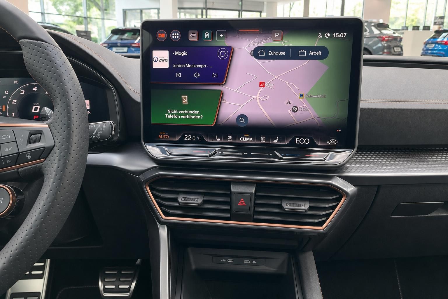 Cupra Infotainment-Display mit Navigation und Klimasteuerung im Cockpit