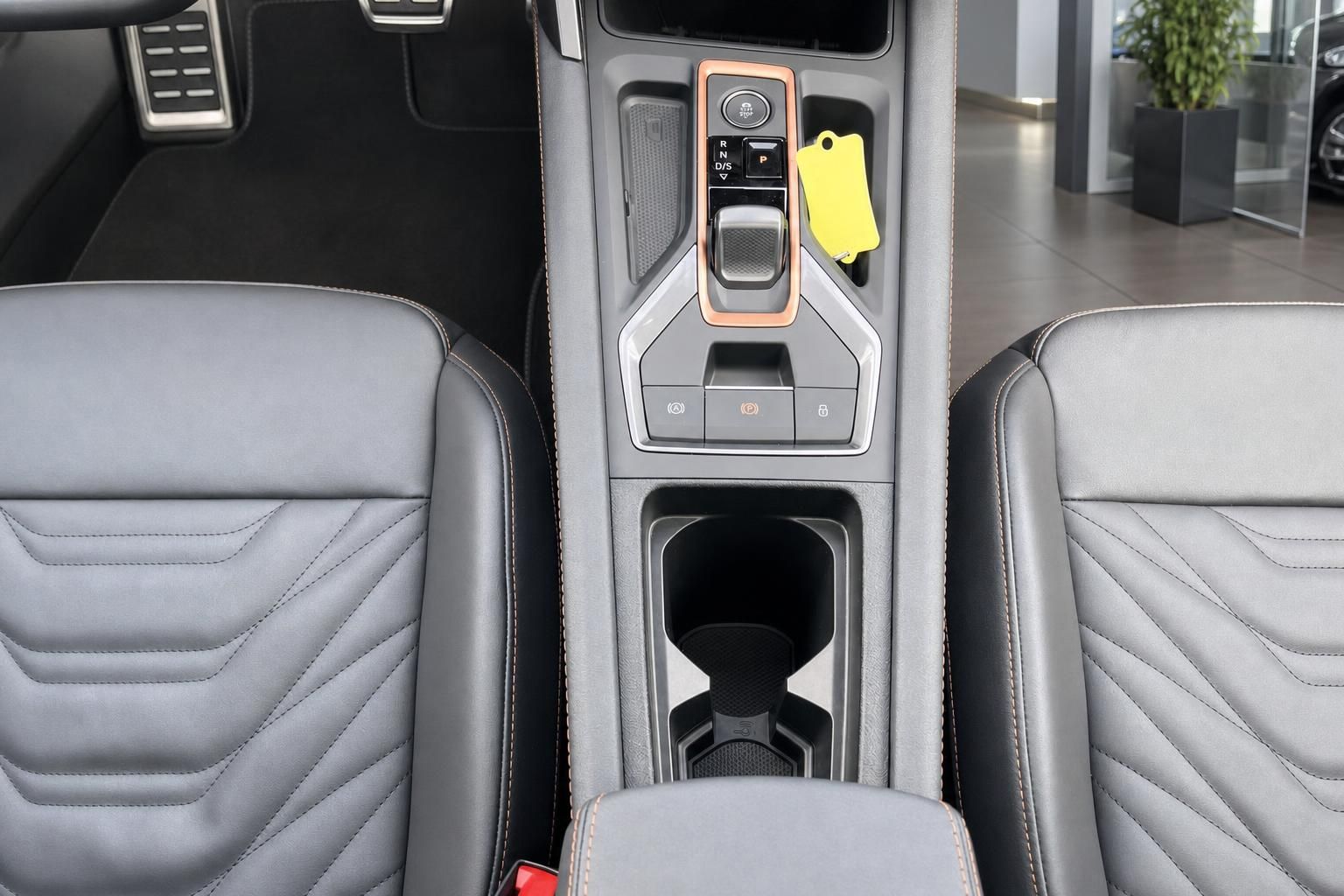 Mittelkonsole mit Automatikwahlhebel und Getraenkehalter im Fahrzeuginnenraum