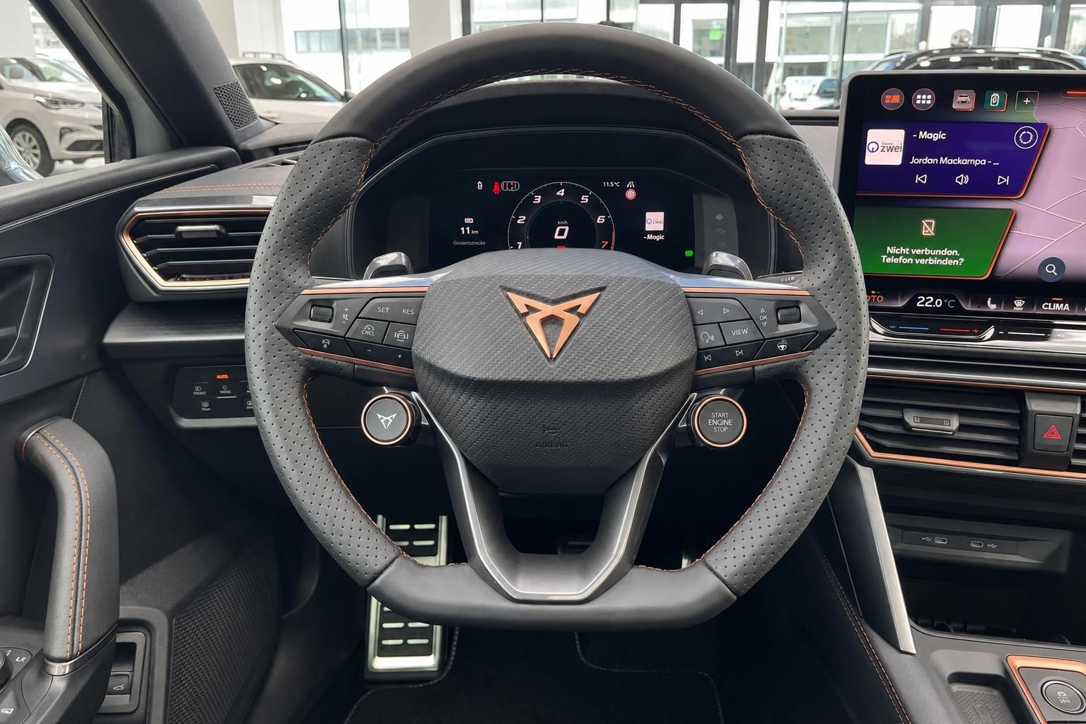 Cupra Lenkrad mit Multifunktionstasten und digitalem Tacho im Cockpit
