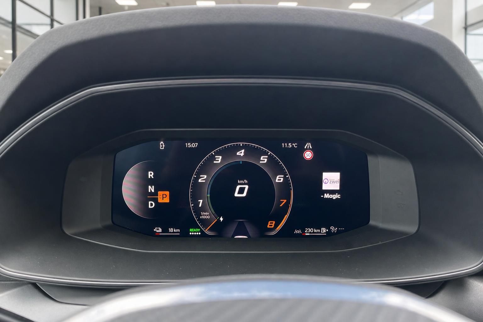 Digitales Kombiinstrument mit Tachometer und Fahrmodusanzeige im Cockpit