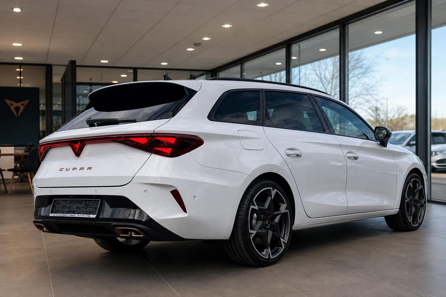 Cupra Leon Sportstourer weiß, Heckansicht im Autohaus