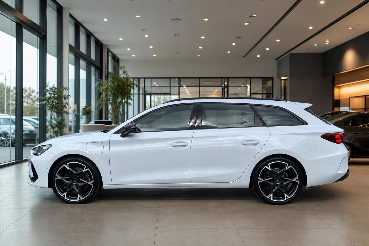 Cupra Leon Sportstourer weiß in der Fahrzeughalle, Seitenansicht