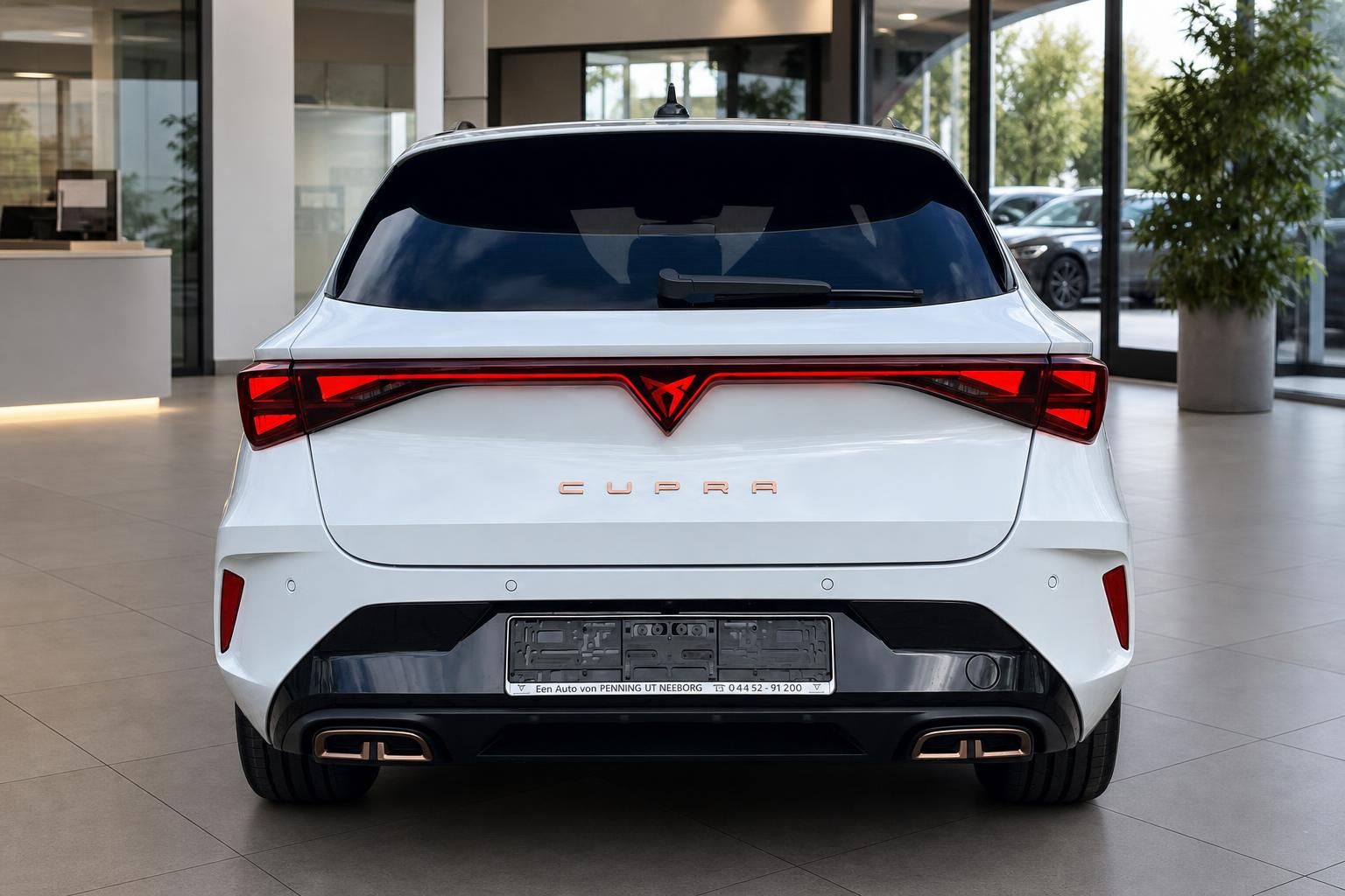 Cupra Leon Sportstourer weiß, Heckansicht mit Cupra Logo