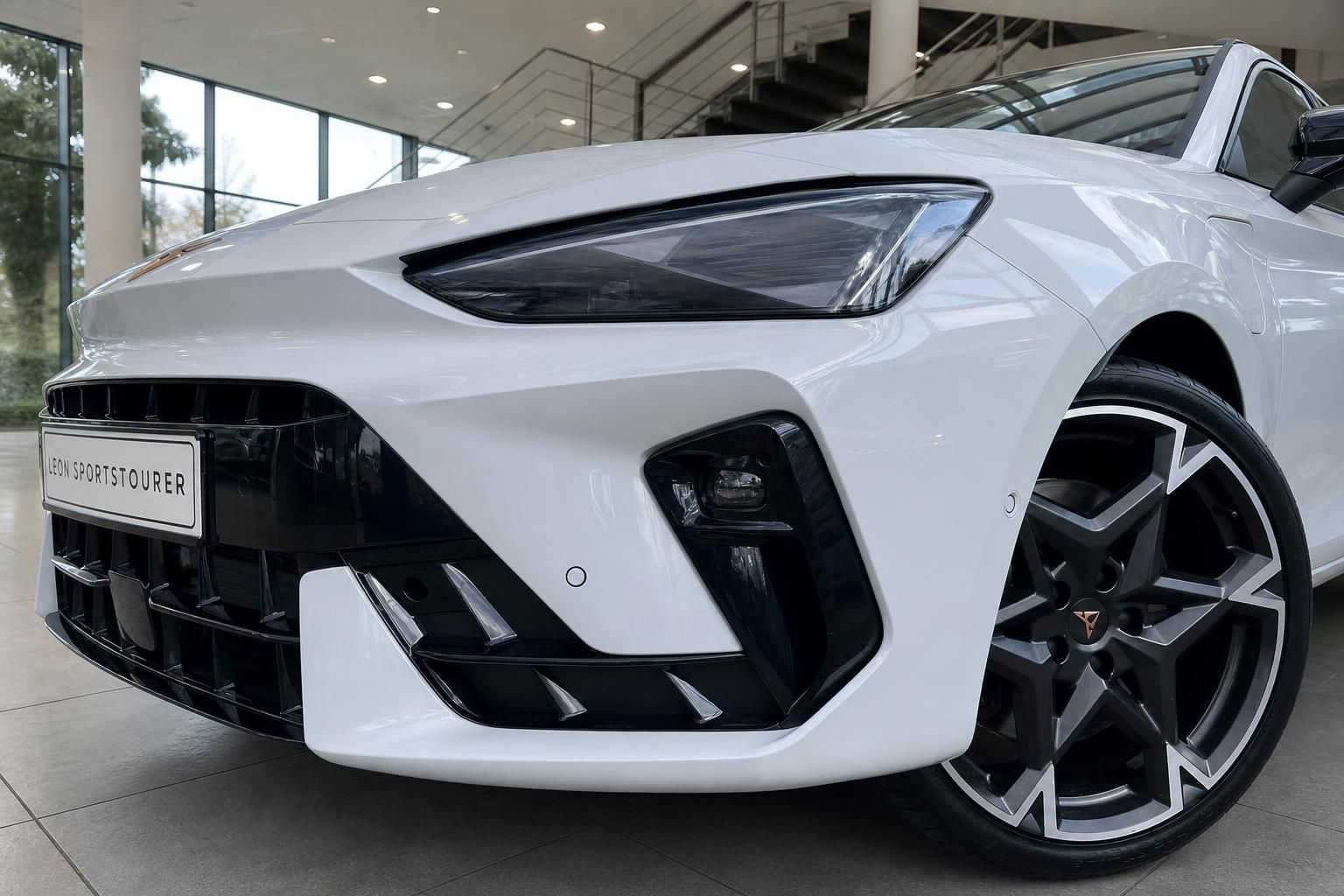 Cupra Leon Sportstourer weiß, Frontpartie mit LED-Scheinwerfer und Felge
