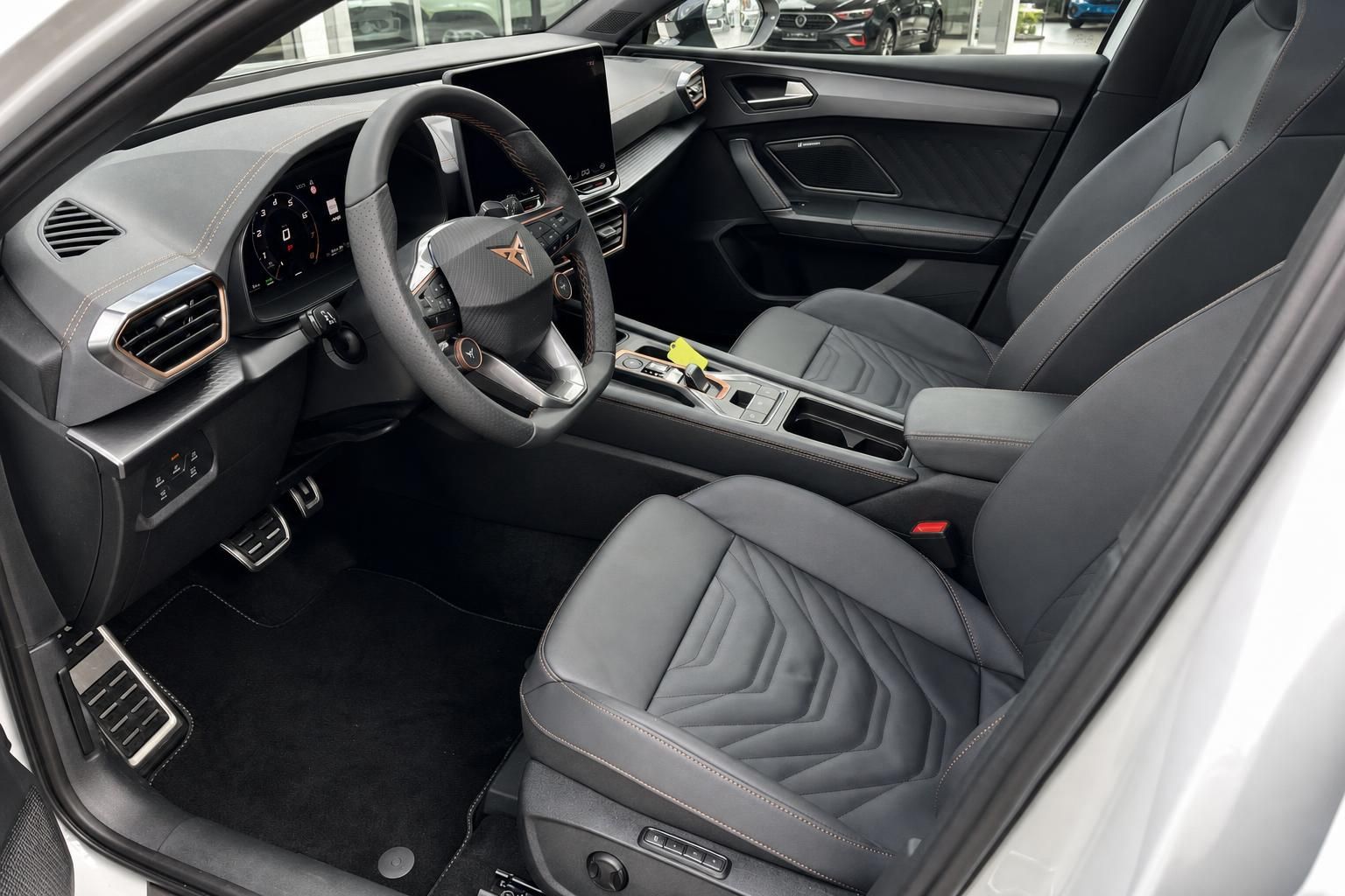 Cupra Leon Sportstourer Innenraum mit Sportsitzen und Cockpit