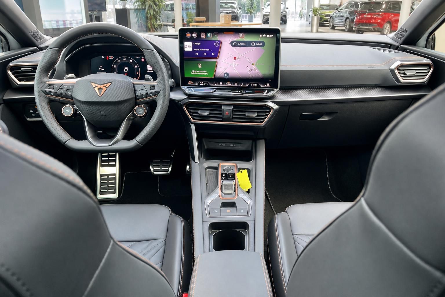 Cupra Leon Cockpit mit Lenkrad, Touchscreen und Mittelkonsole