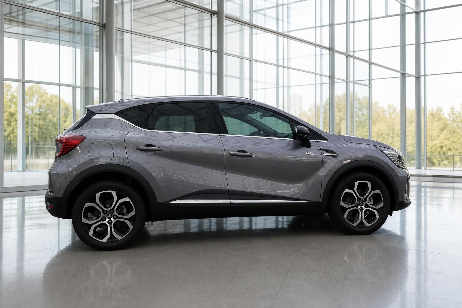 Grauer Renault Captur SUV in Seitenansicht mit Alufelgen