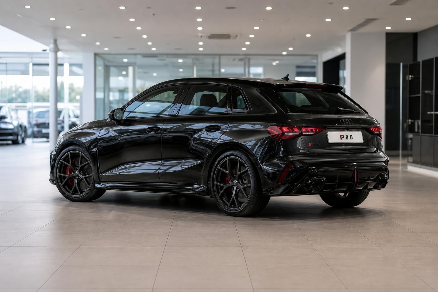 Audi RS3 Sportback schwarz, Heckansicht im Autohaus-Showroom
