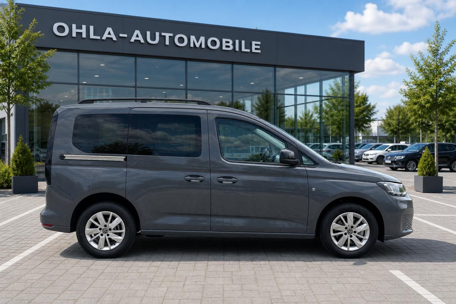 VW Caddy grau Seitenansicht vor OHLA-Automobile Autohaus