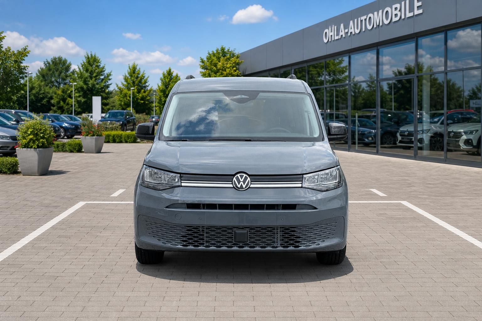 VW Caddy grau Frontansicht auf Haendlerhof bei Ohla-Automobile