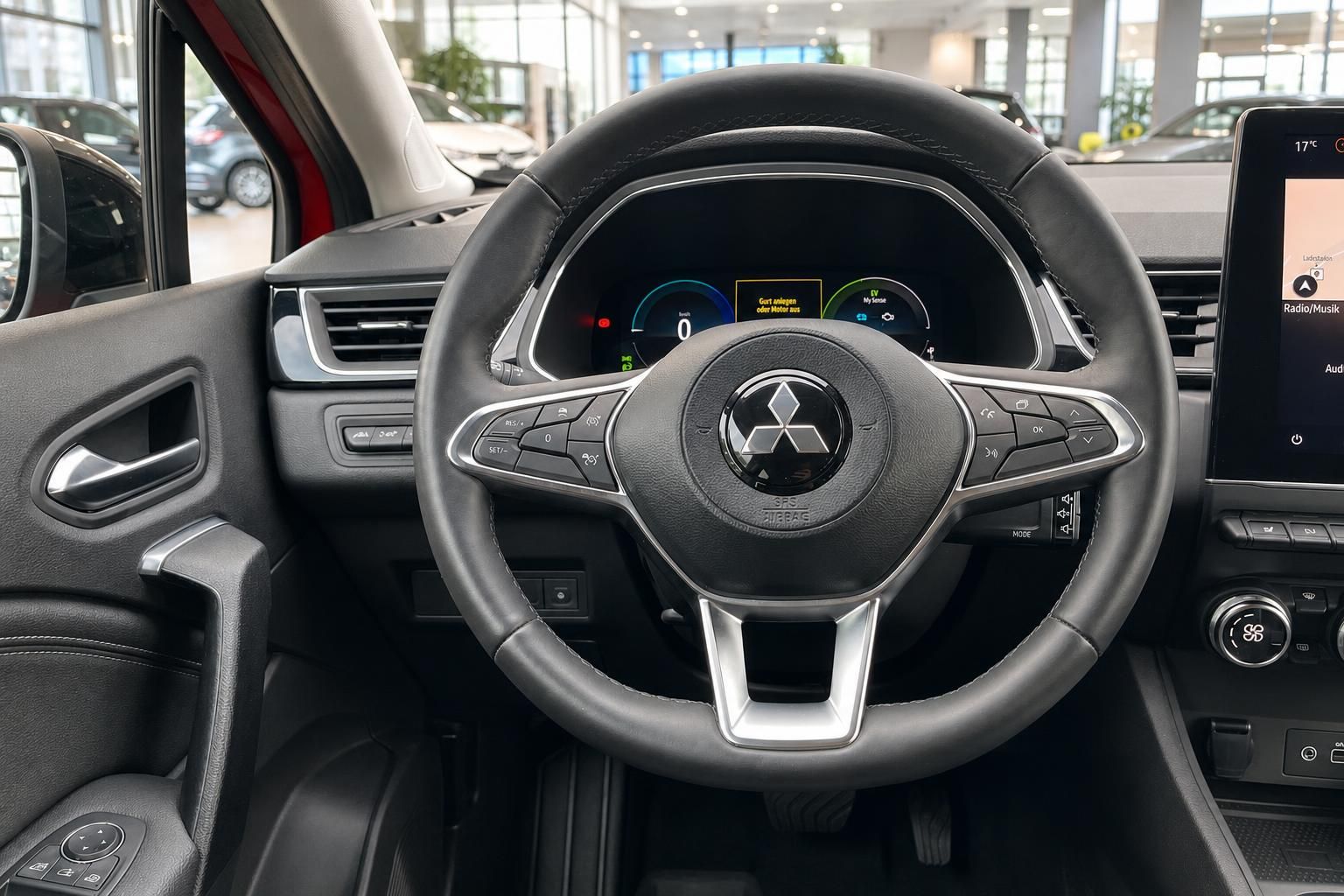 Mitsubishi Lenkrad mit Multifunktionstasten und Cockpit im Fahrzeuginnenraum