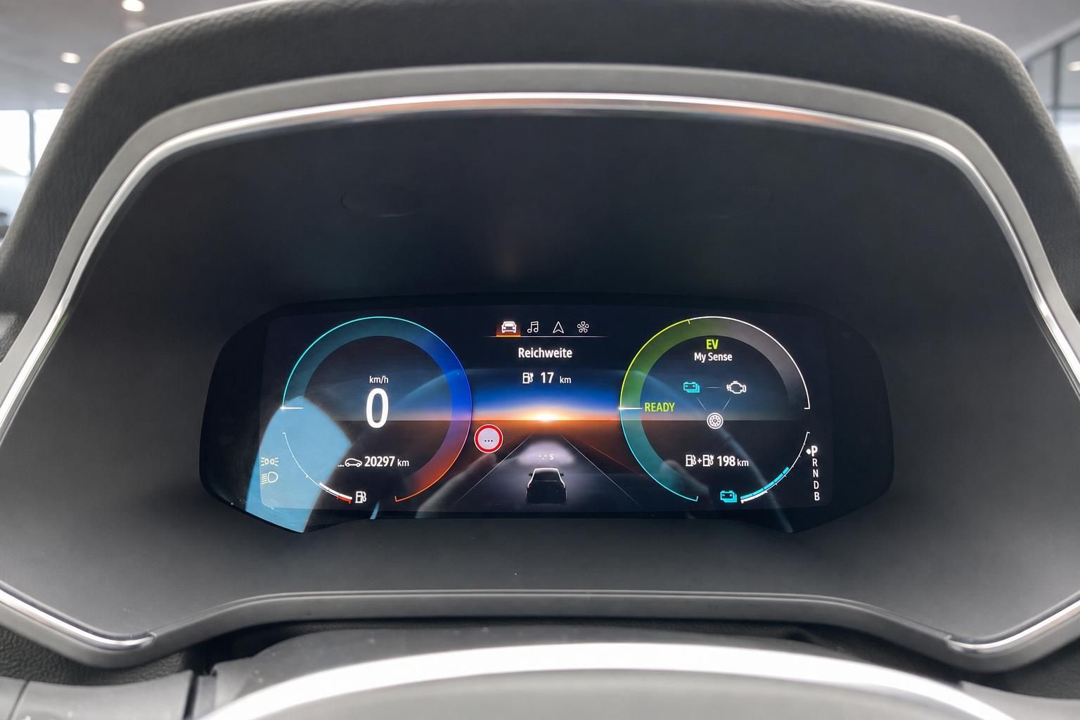 Digitales Kombiinstrument mit Reichweitenanzeige eines Elektrofahrzeugs