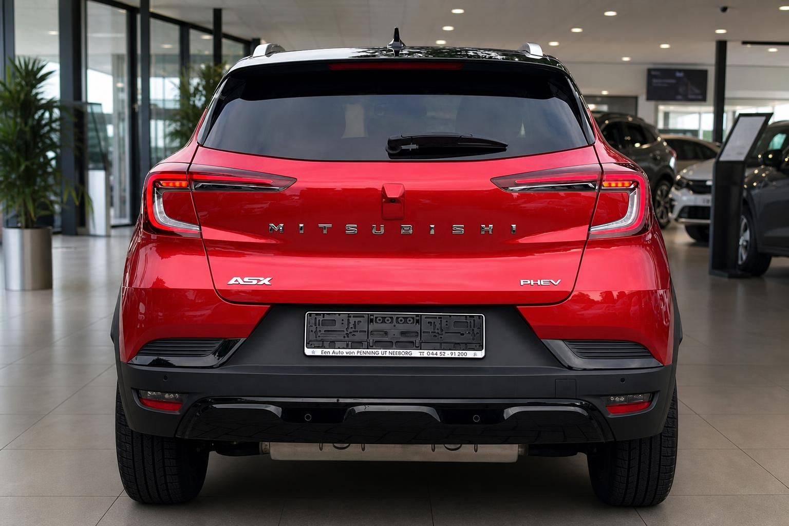 Mitsubishi ASX PHEV Heckansicht in Rot im Showroom