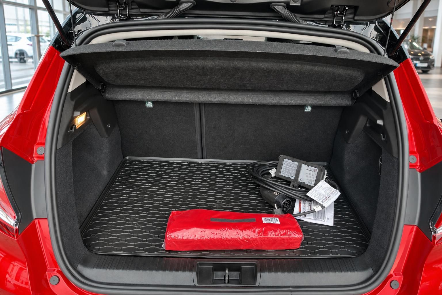 Kofferraum des Mitsubishi ASX PHEV mit Ladekabel