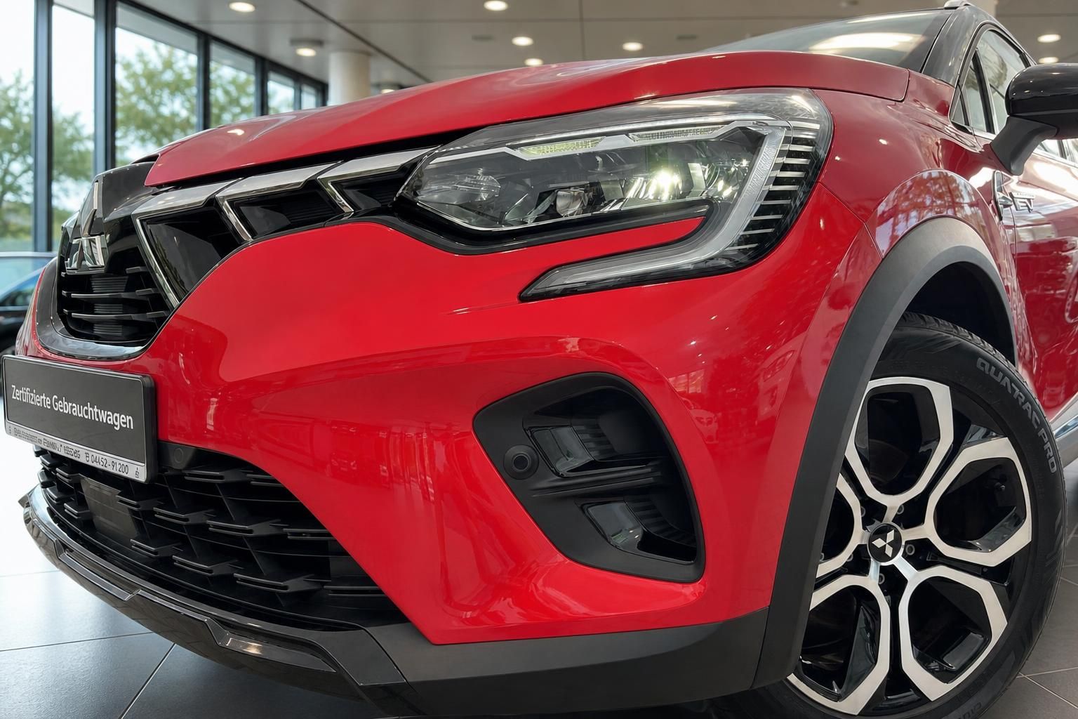 Roter Renault Captur Frontpartie mit LED-Scheinwerfer im Detail