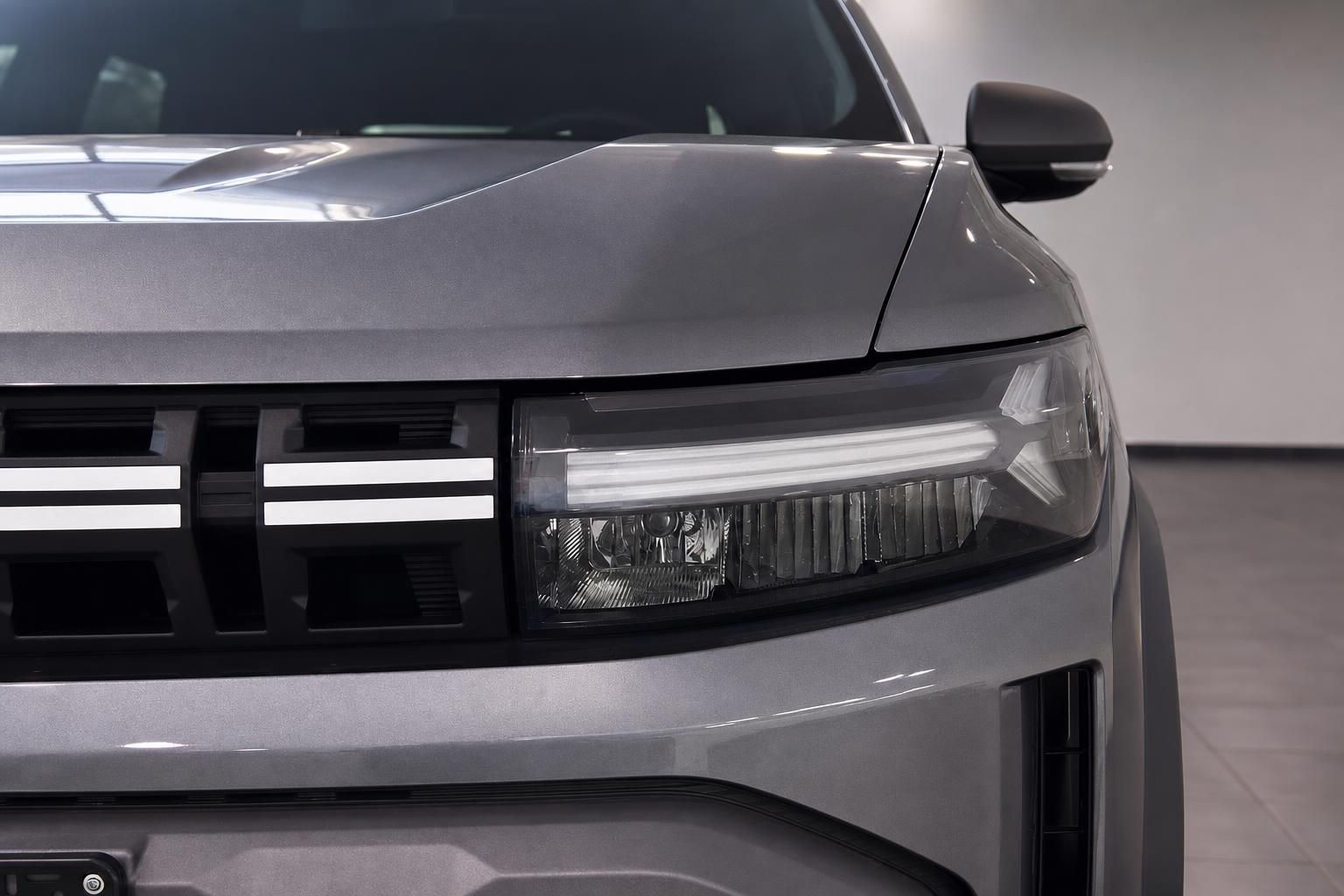 Dacia Duster LED-Scheinwerfer Frontpartie Detailaufnahme grau mit Kühlergrill