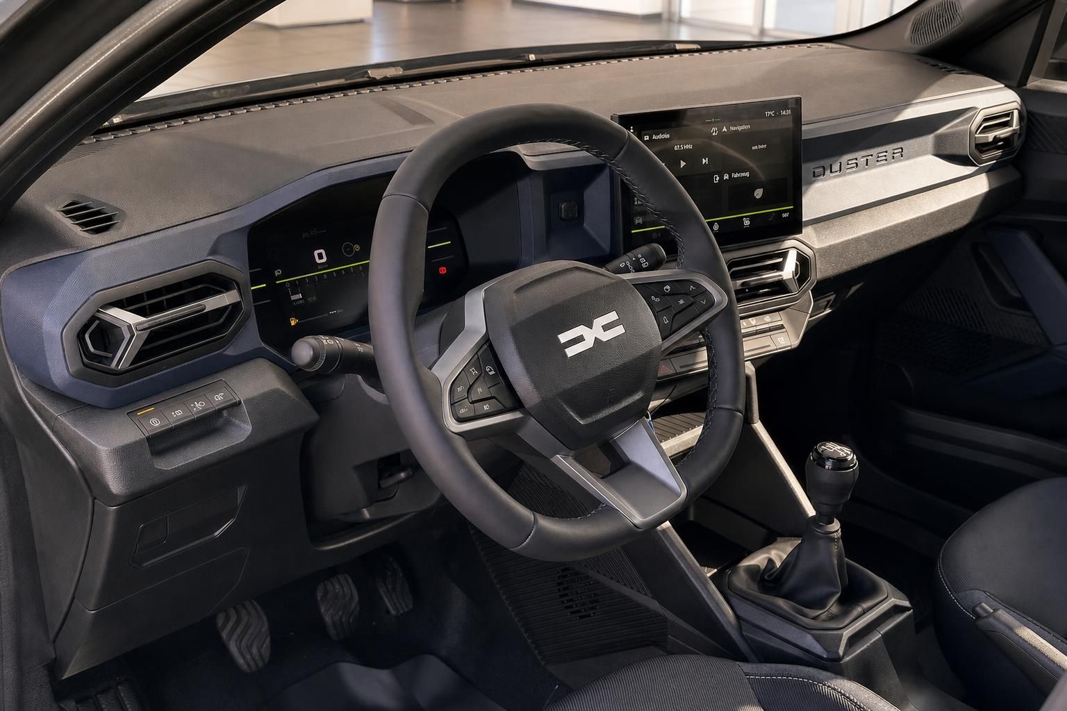 Dacia Duster Innenraum – Cockpit mit Lenkrad, Digitaldisplay und Schaltgetriebe