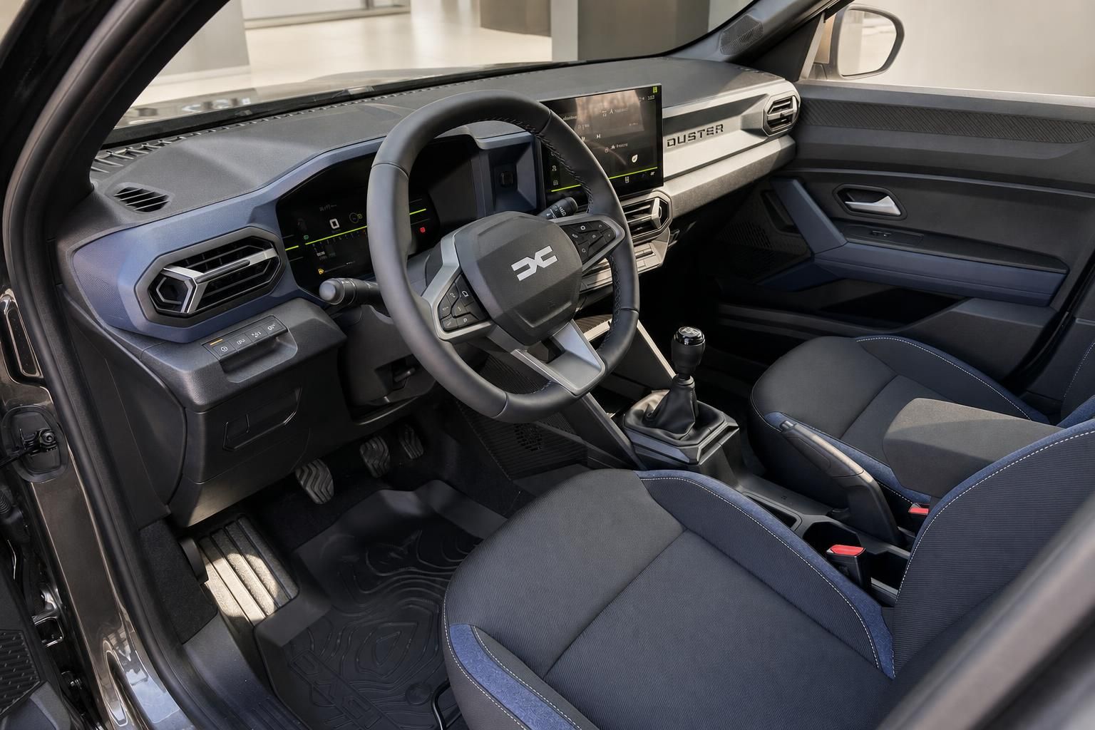 Dacia Duster Fahrerbereich – Lenkrad, Infotainment, Sitze und Schaltknüppel im Innenraum