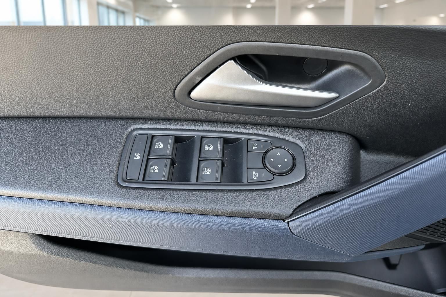 Dacia Duster Türverkleidung – elektrische Fensterheber-Schalter und Türgriff im Detail