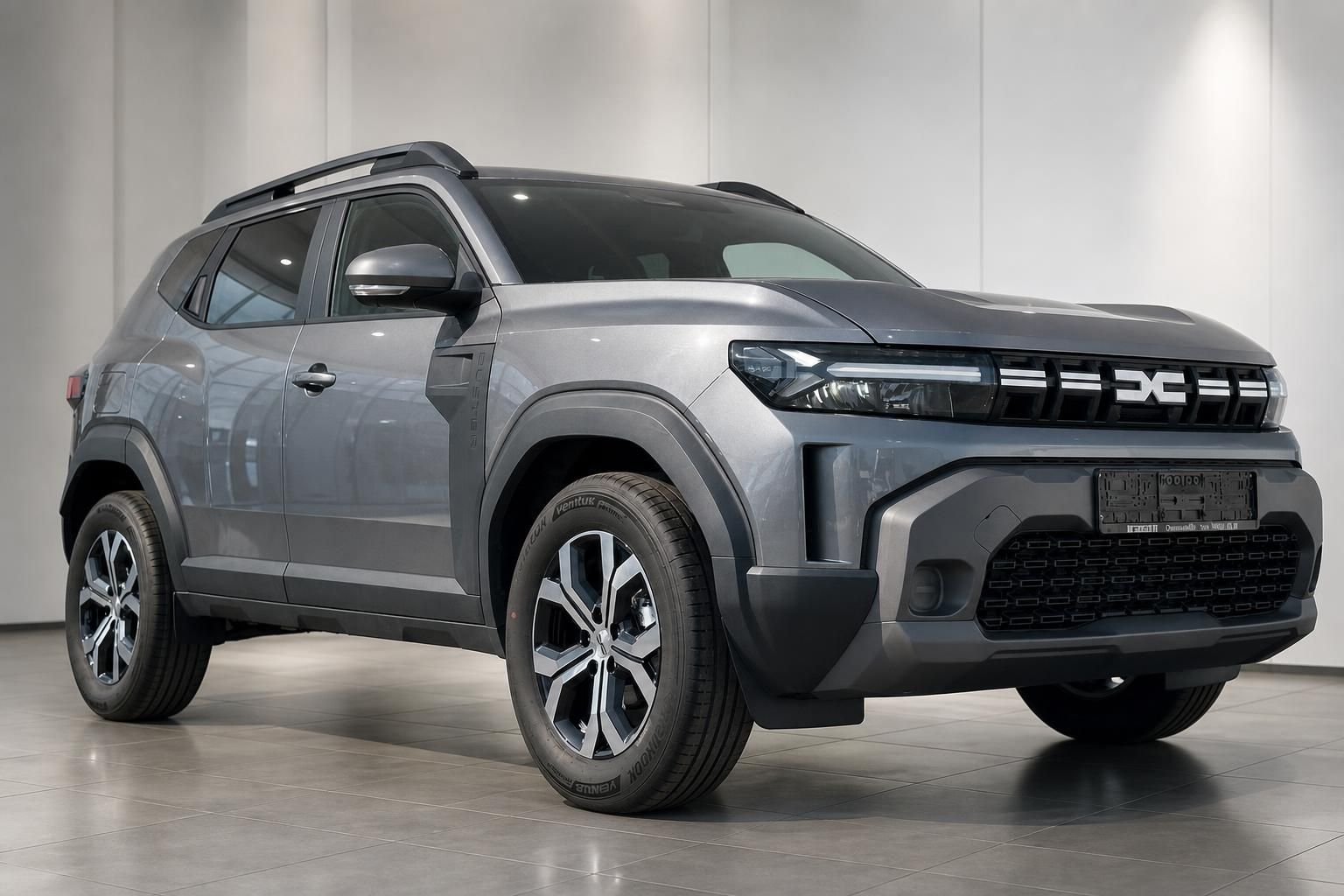 Dacia Duster SUV grau Frontansicht schräg rechts im Showroom