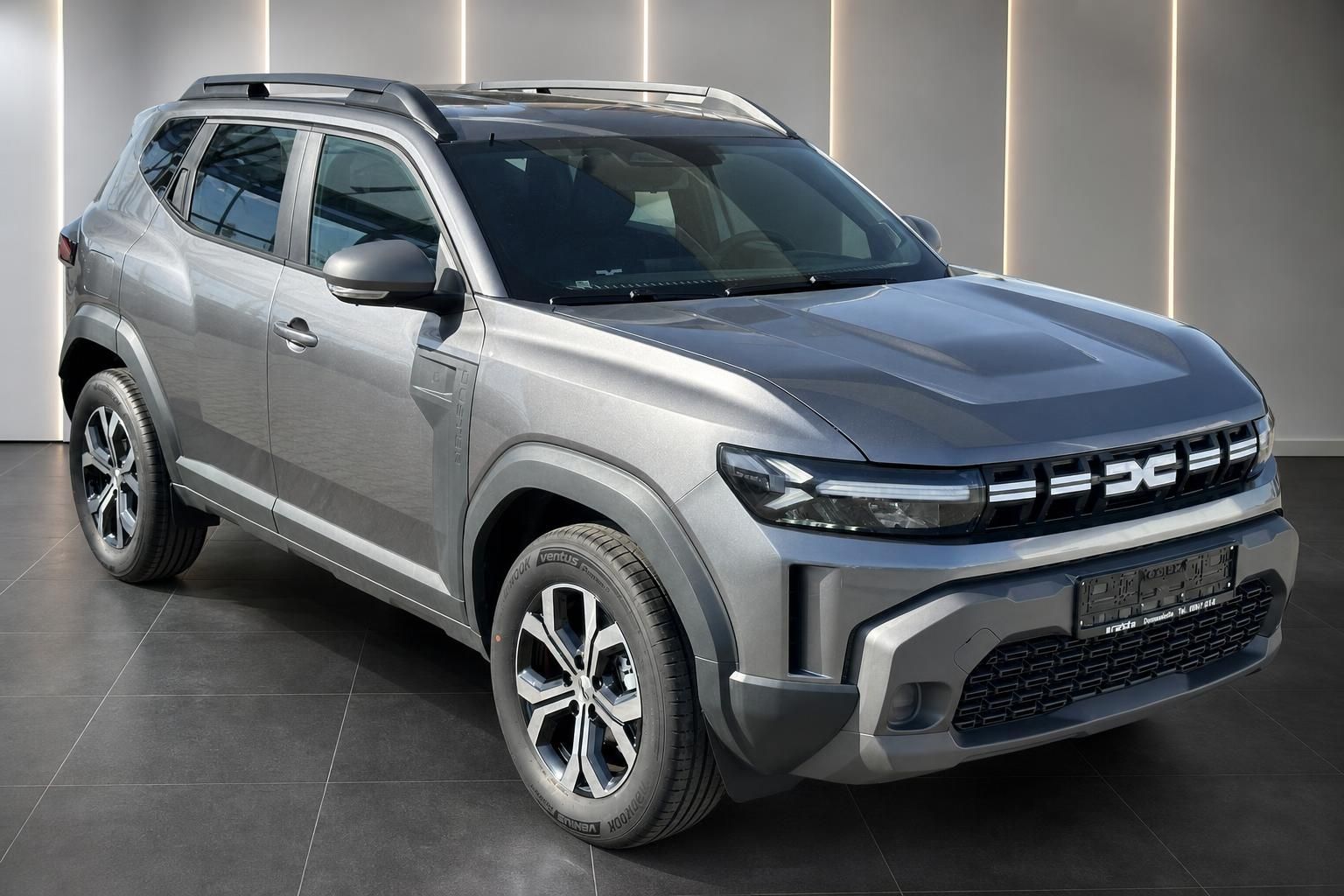 Dacia Duster SUV grau Dreiviertelansicht vorne links im Autohaus