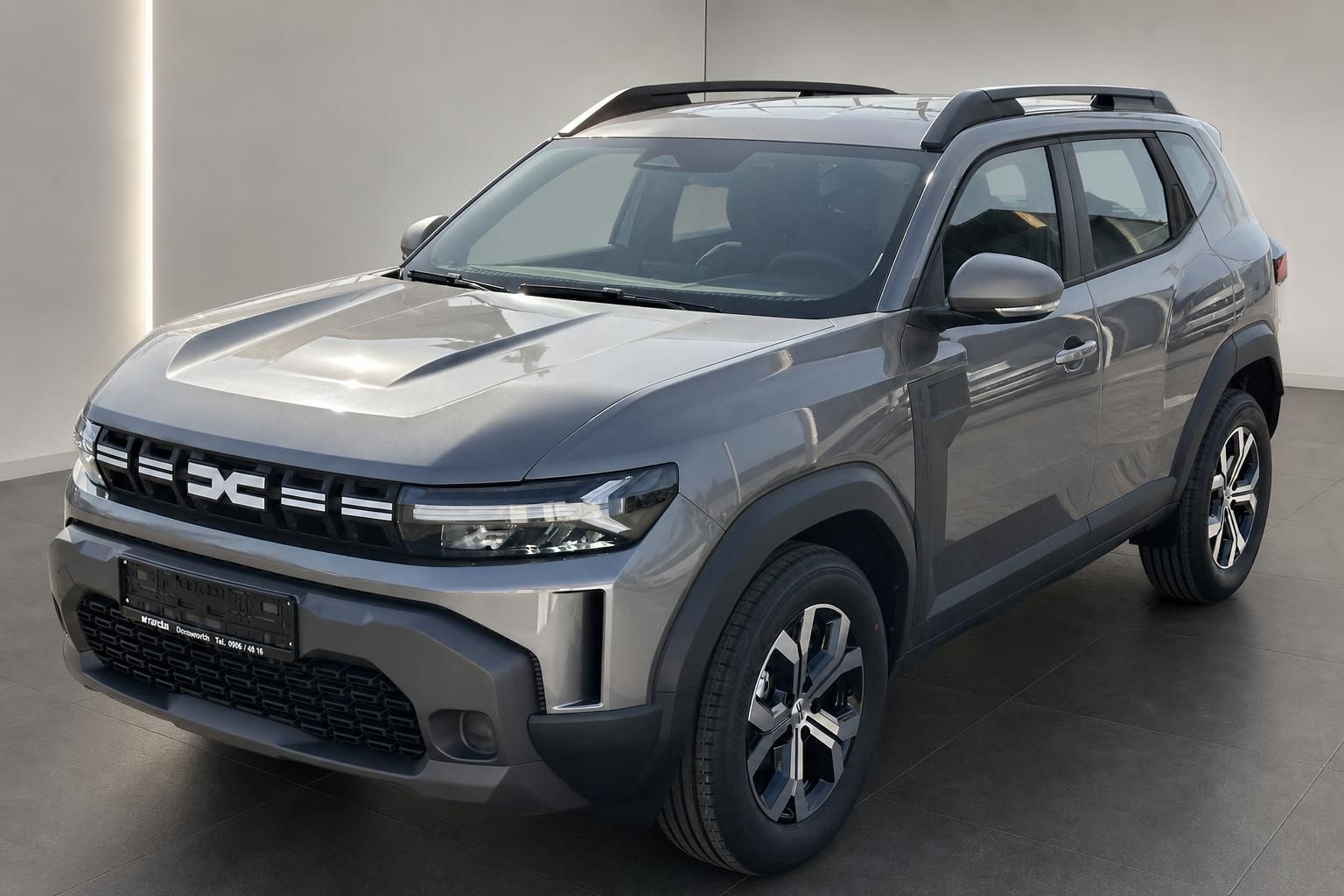 Dacia Duster SUV grau Frontansicht schräg im Autohaus