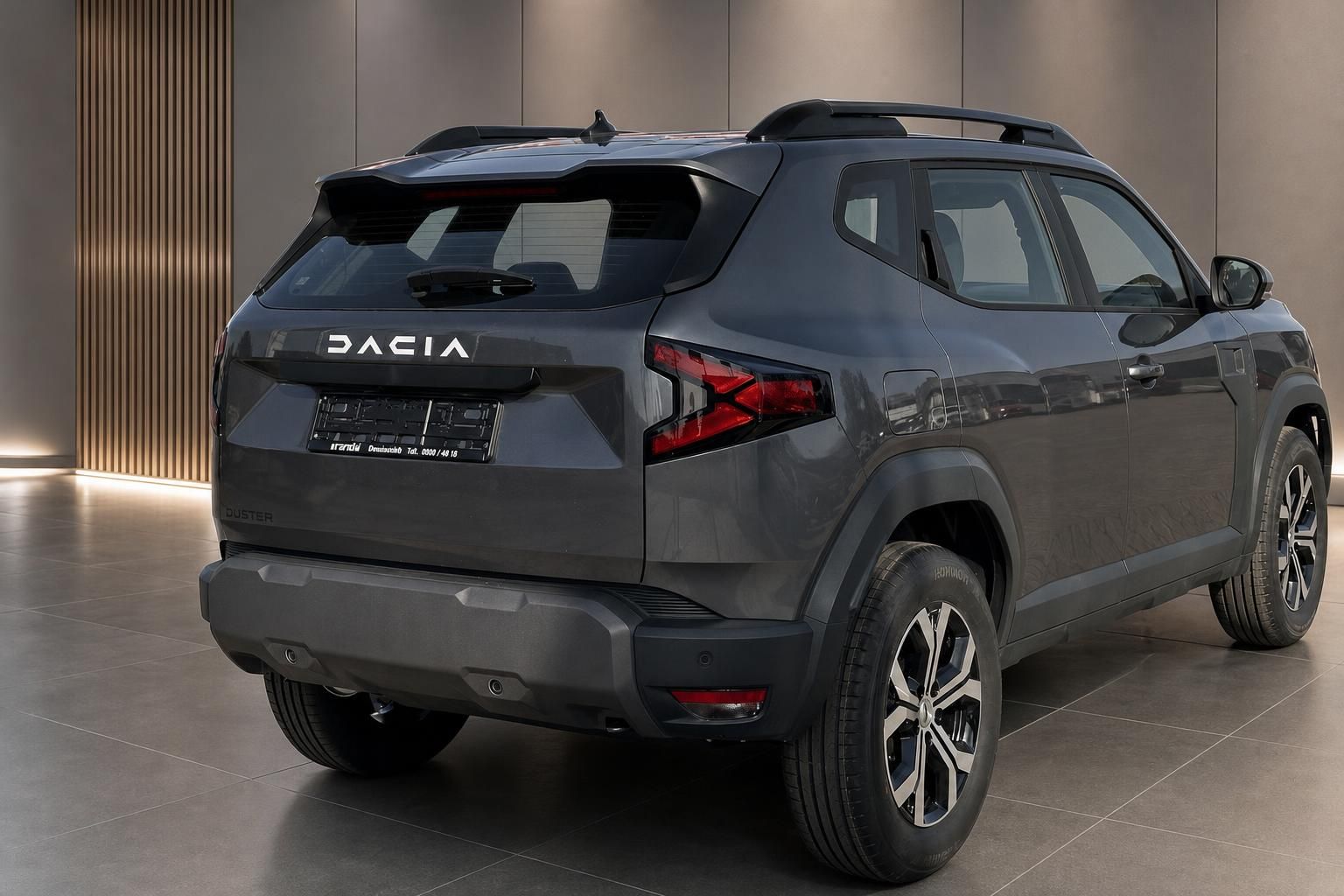 Dacia Duster SUV dunkelgrau Heckansicht mit X-förmigen LED-Rückleuchten und Dachspoiler