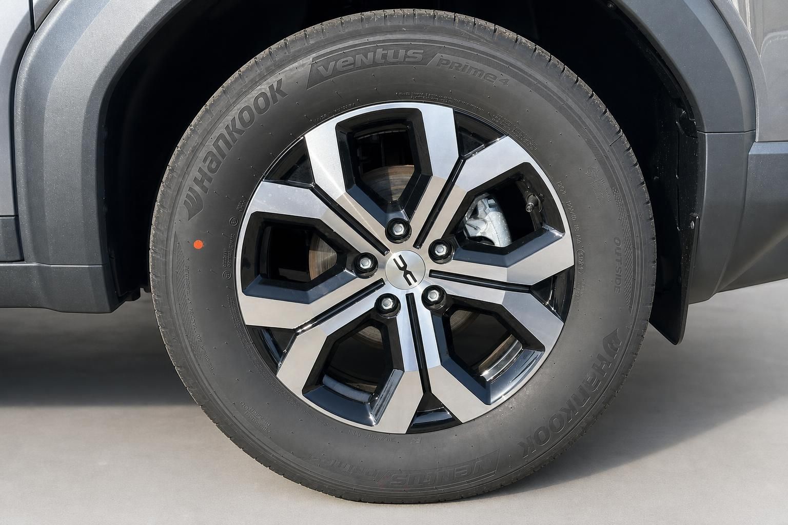 Dacia Duster Leichtmetallfelge mit Hankook Ventus Prime4 Reifen Detailaufnahme