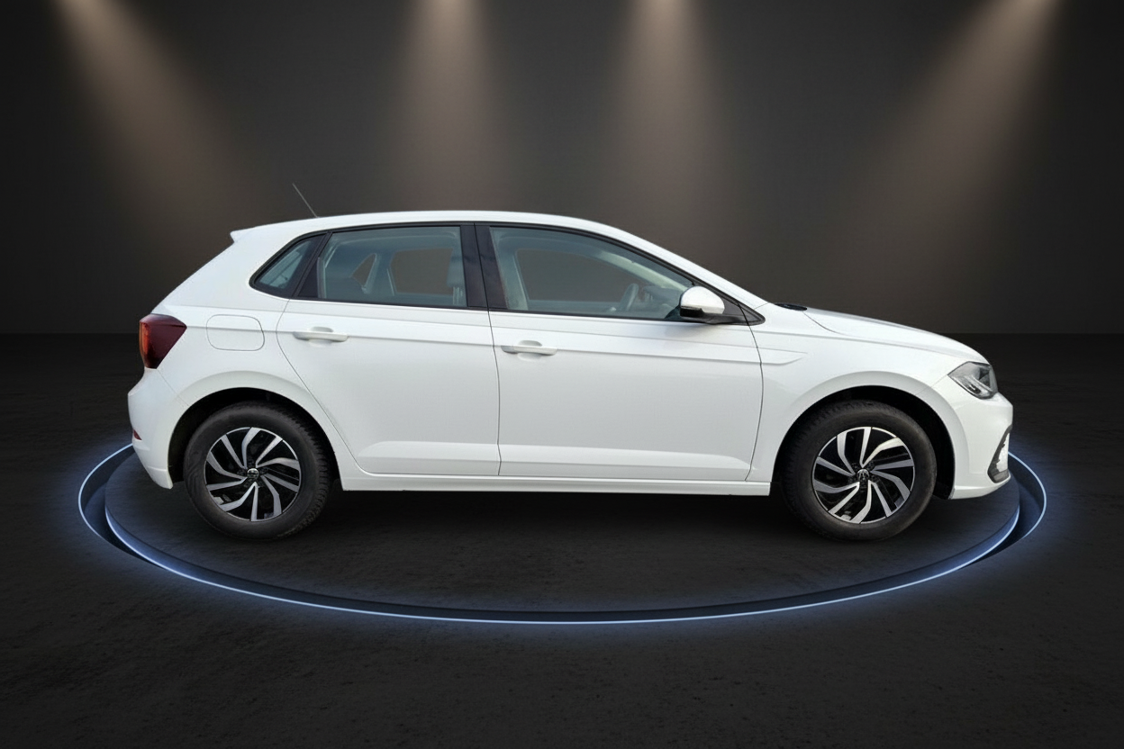 Weißer Volkswagen Polo Schrägheck seitliche Ansicht im Fotostudio