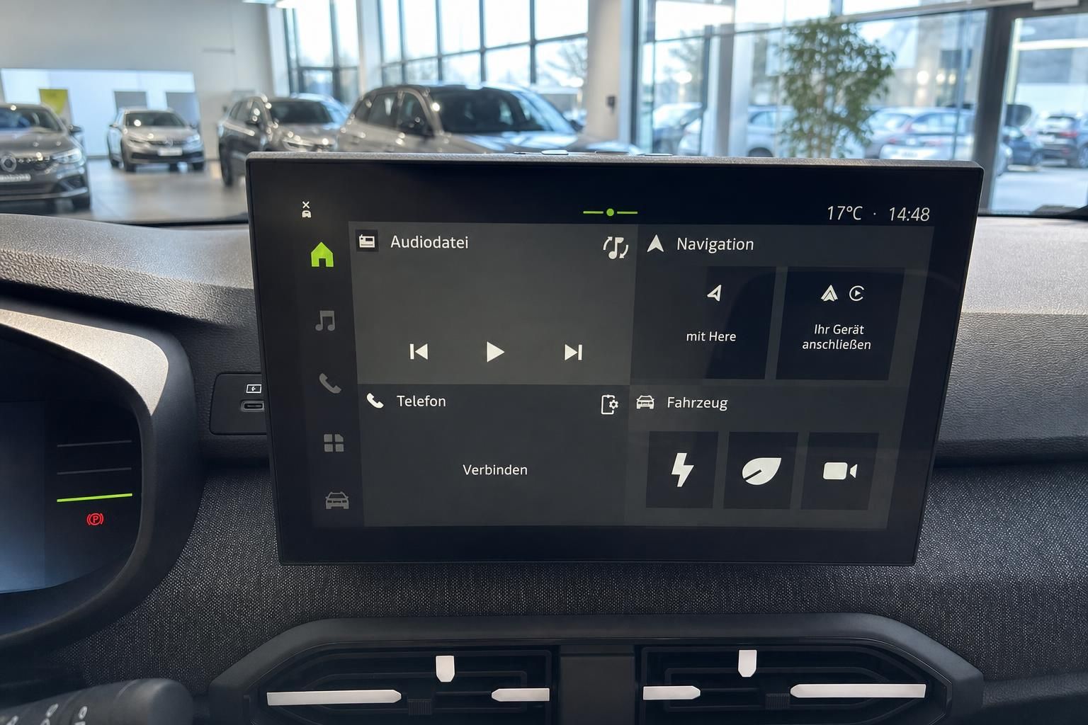 Fahrzeug Infotainment-System mit Navigation und Audio-Funktionen auf Touchscreen-Display