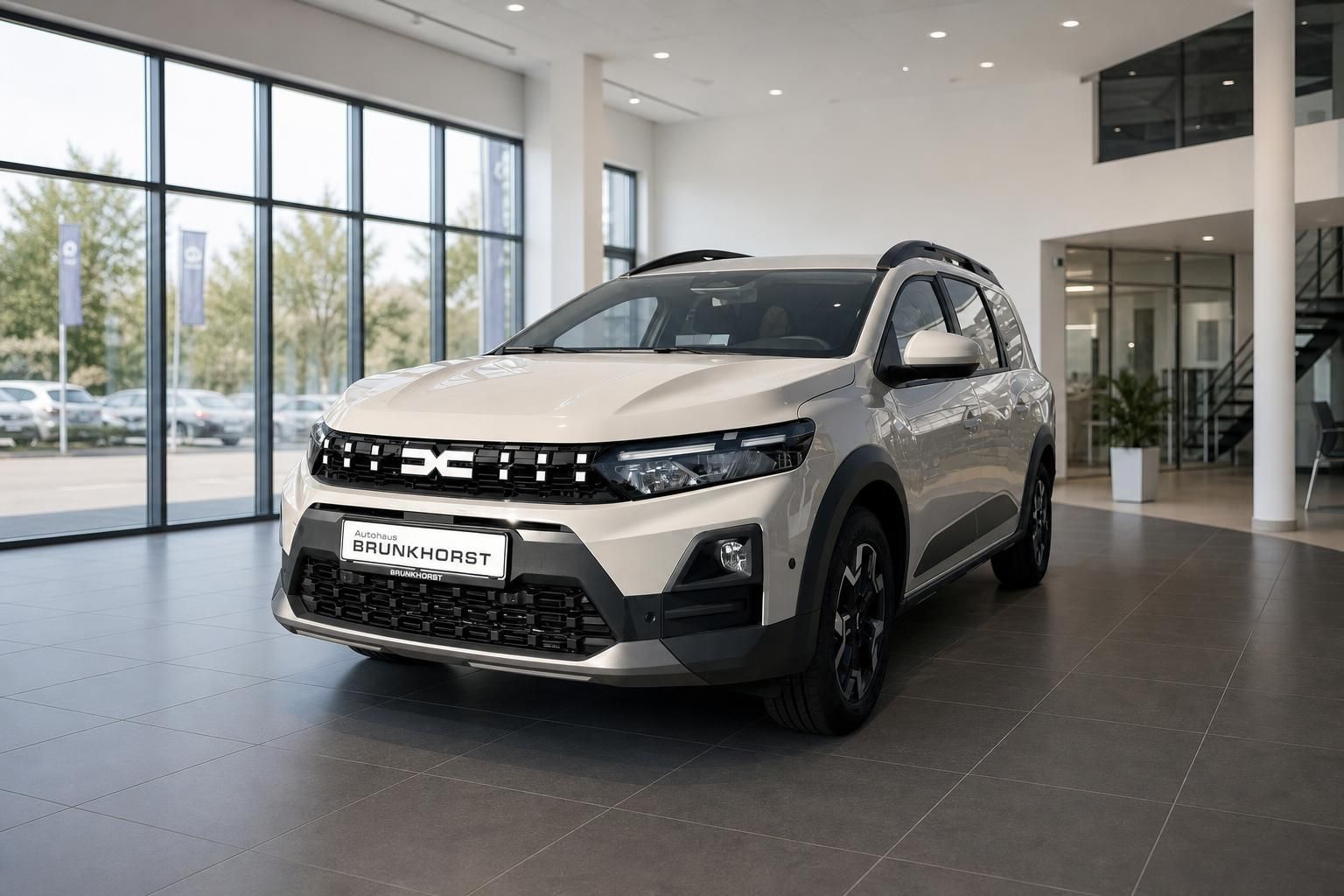 Dacia Jogger weiss Frontansicht im Autohaus - SUV-Kombi mit markanter Frontpartie