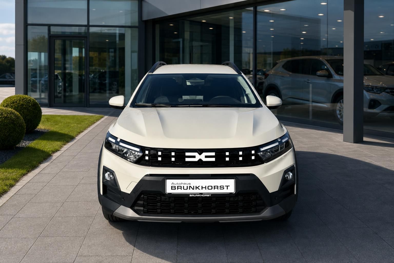 Dacia Jogger weiss schraeg von vorne - SUV-Design mit charakteristischem Kuehlergrill