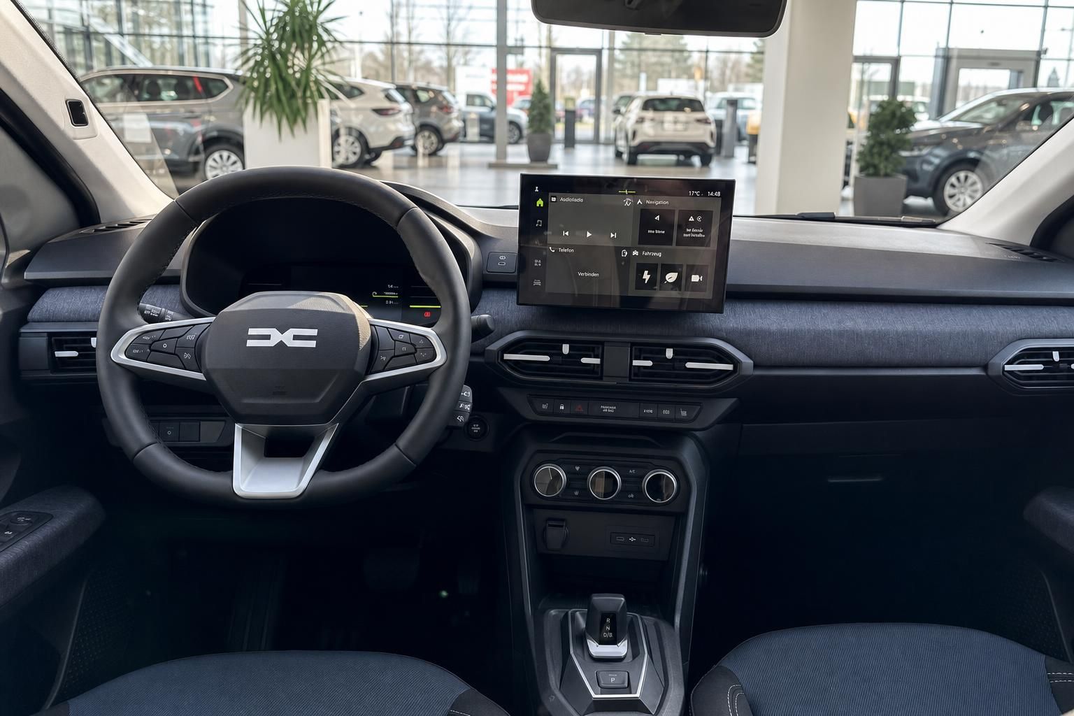 Modernes Fahrzeug-Cockpit mit Touchscreen-Display und Lenkrad im Autohaus-Showroom
