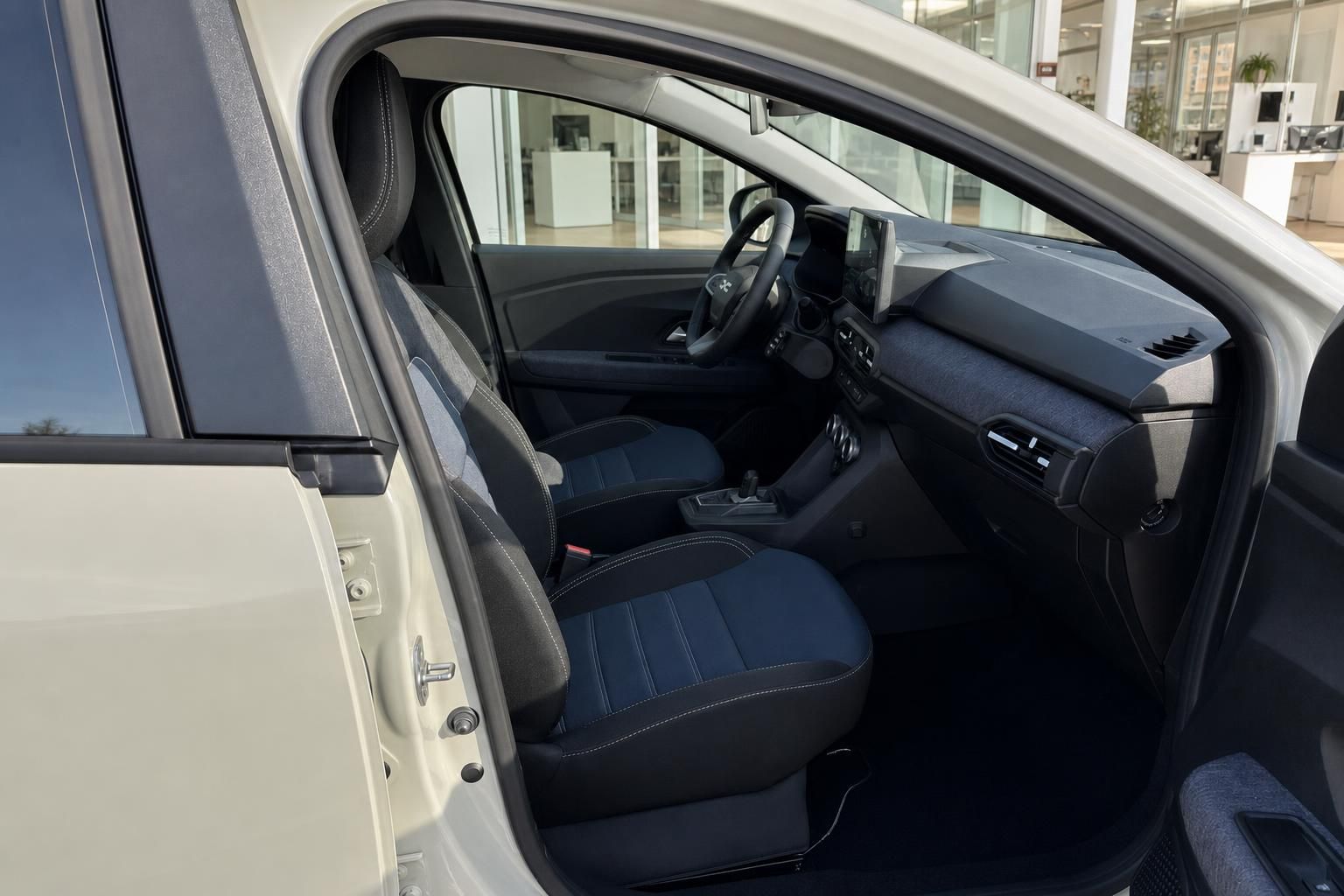 Fahrzeug Innenraum mit blauen Sitzen und modernem Cockpit im Autohaus