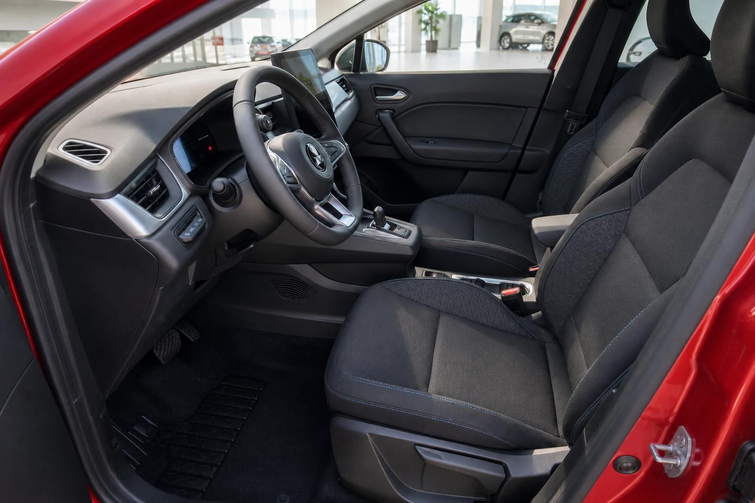 Komfortabler Innenraum mit schwarzen Sitzen und modernem Armaturenbrett im roten Mitsubishi