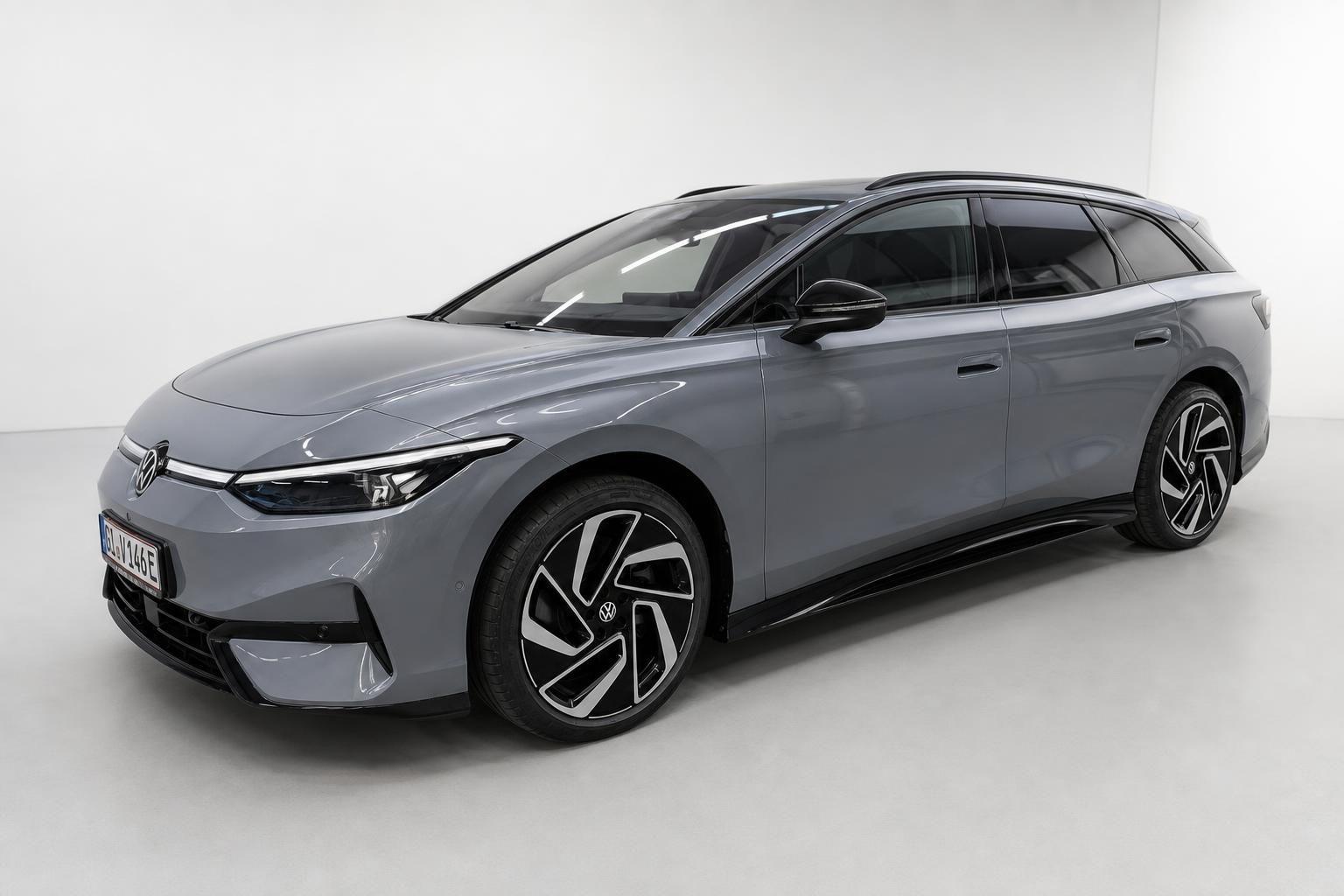 VW ID.7 Tourer in grau, Frontansicht schraeg im Studio